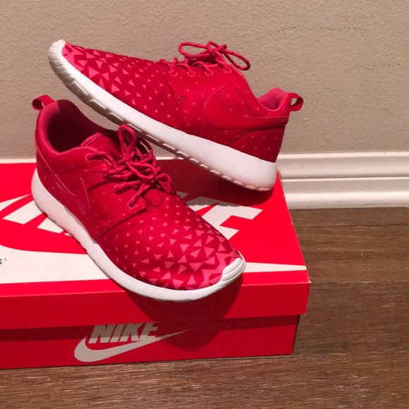 Nike Shoes - ‼️‼️NEEDS TO GO, NIKE ROSHE RUNS‼️‼️